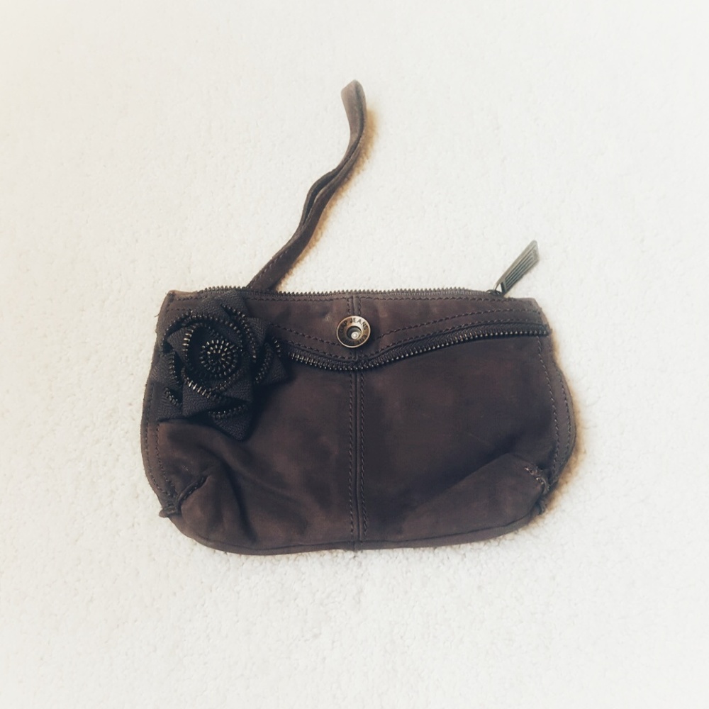 🆕 gap • leather flower button wristlet